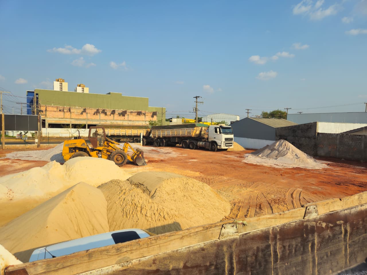 Carreta descarregando material no pátio da MADEPEDRA