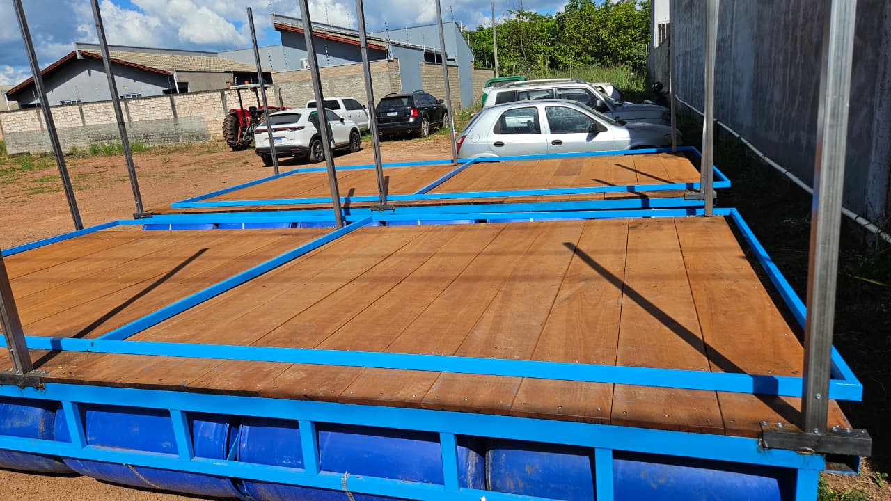 Estrutura de telhado em obra residencial urbana