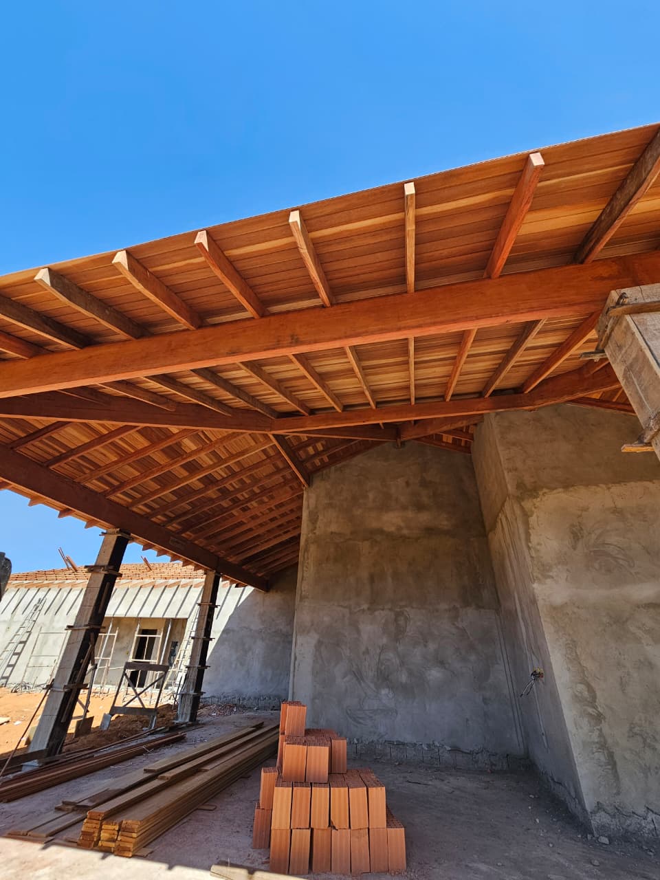 Estrutura de telhado com peroba e cupuíba — Obra Salete
