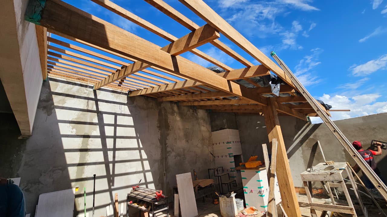 Estrutura residencial com jequitibá carvão e canelão lixados